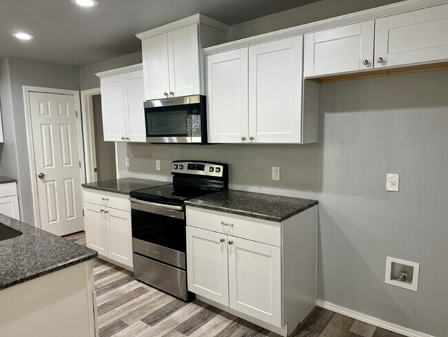 Building Photo - Move-In Special!
