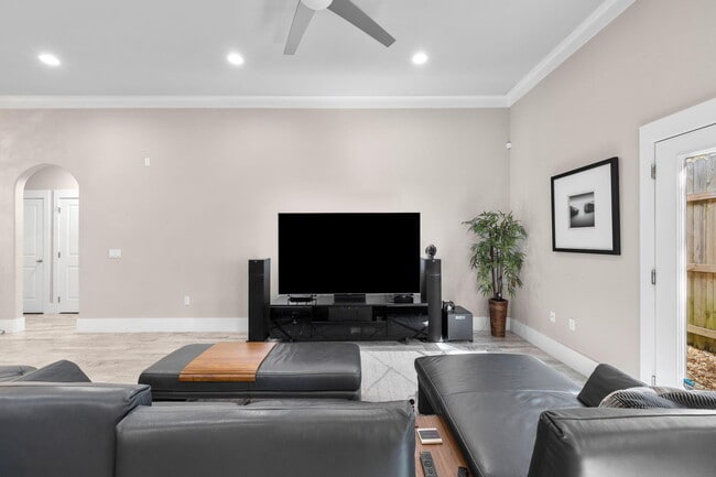 Building Photo - 518 Sibert Ave