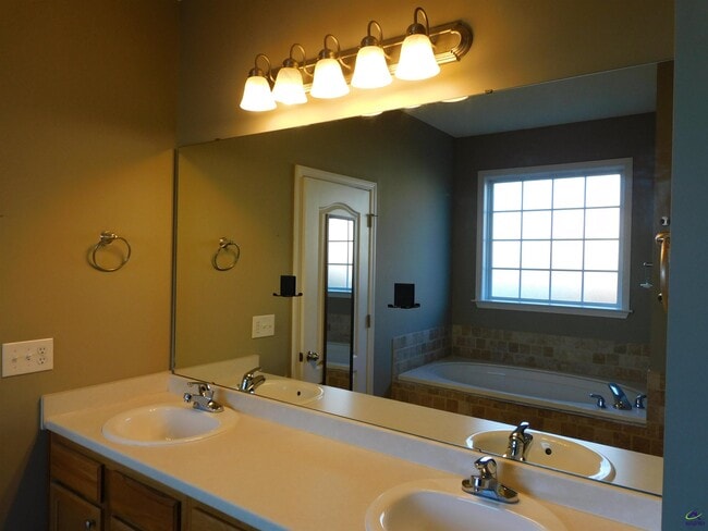 Building Photo - 1307 Loudon Hill Dr