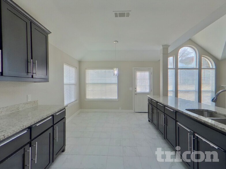 Building Photo - 4021 Chinaberry Dr