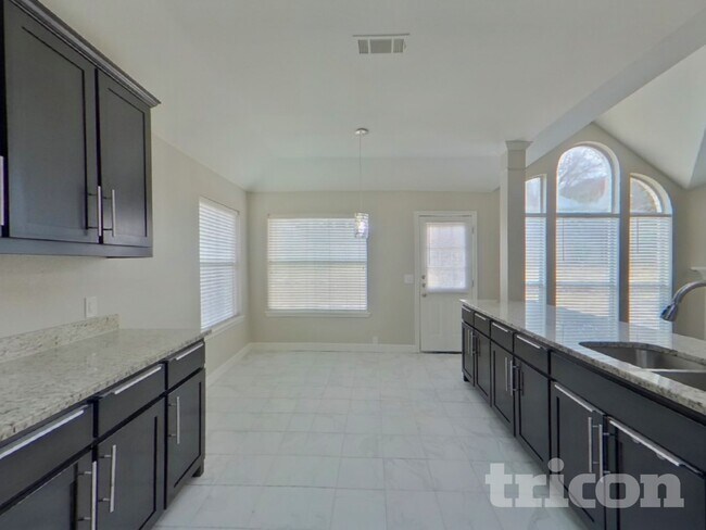 Building Photo - 4021 Chinaberry Dr