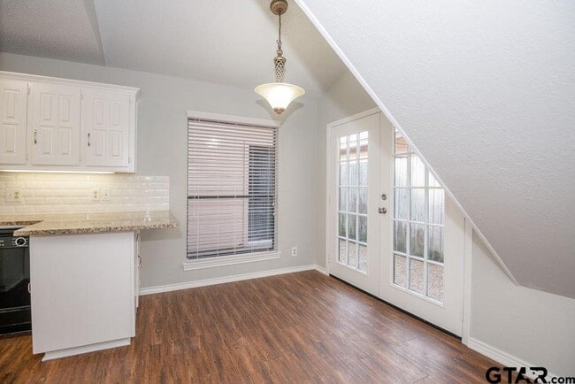 Building Photo - 5917 Hollytree Dr