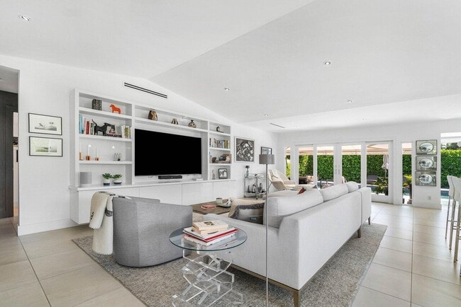 Building Photo - 2320 Las Casitas Dr