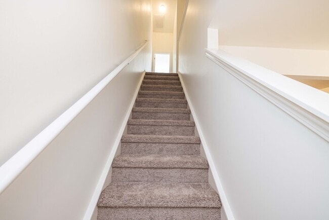 Building Photo - 2BD Townhome minutes from Downtown Pineville & I485