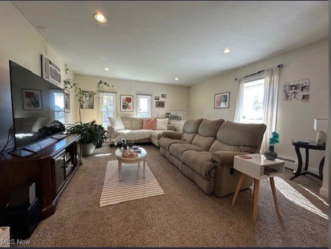 Building Photo - 421 Williams St