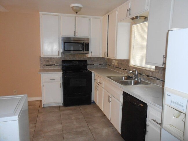 Building Photo - Spacious 2 story Townhouse with Community Pool