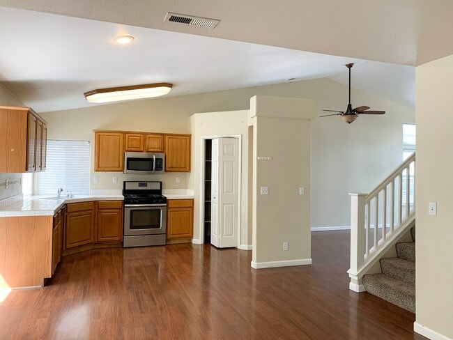 Building Photo - 4 Bedroom Home in Hollister