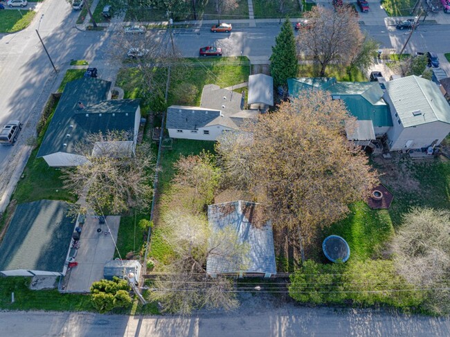 Building Photo - Central CDA rancher 2 bed 1 bath with 2 ca...