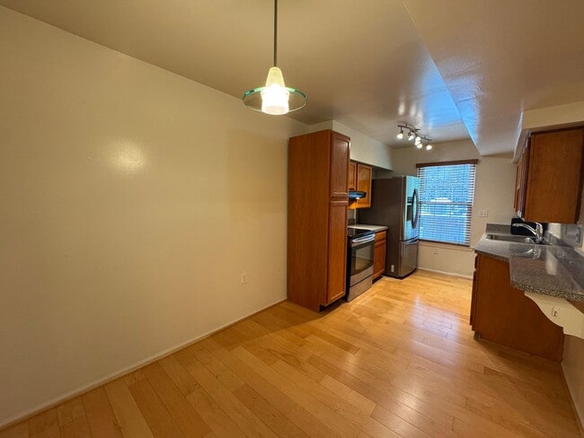 Building Photo - Sun-filled 1 Bed 1 Bath 1st Level Condo Wi...