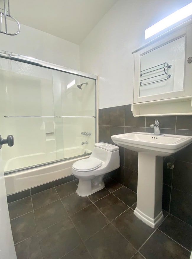 Building Photo - Beautiful Renovated Studio Apartment with ...