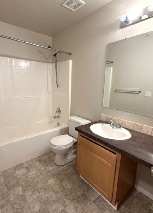 Building Photo - Beautiful 3 be 2 bath home with office in Meridian just off Locust Grove and Amity