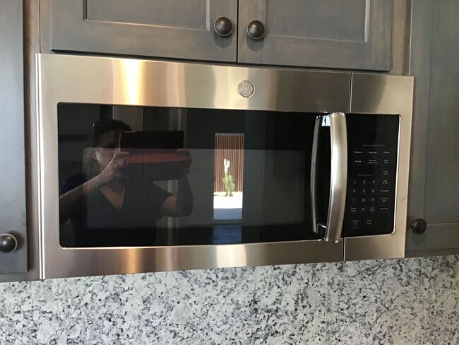Building Photo - Modern, beautiful 3Bdrm, 2ba unfurnished i...