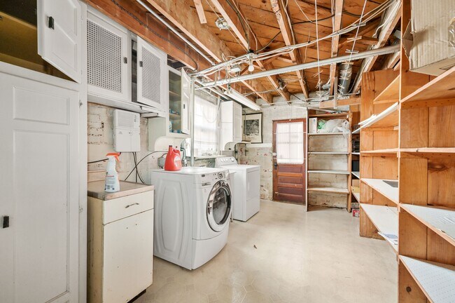 Building Photo - 5325 Chevy Chase Pky NW