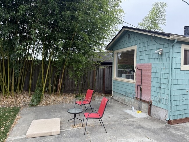 Building Photo - 722 Marnell Ave