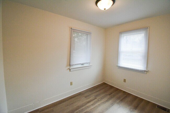 Building Photo - Bright & updated 2br Uptown home w/garage!