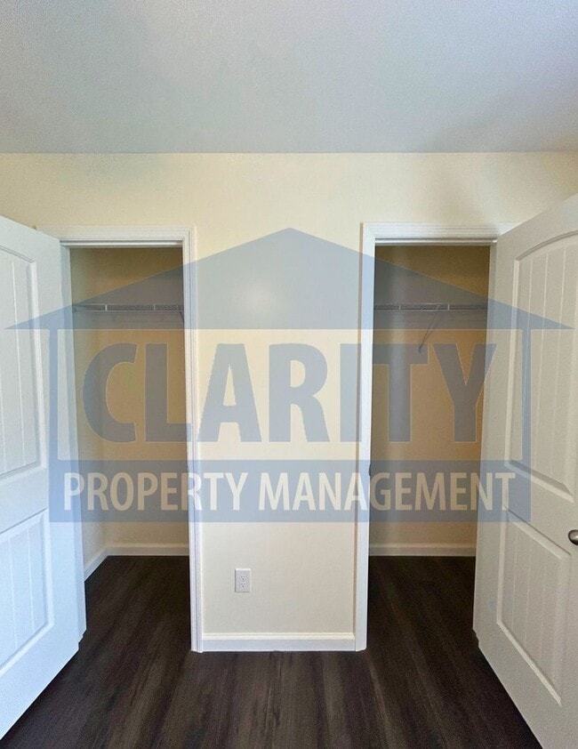 Building Photo - Two bedroom townhome w/garage!