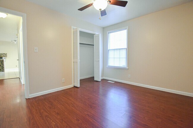 Building Photo - Three Bedroom with Fenced Yard!