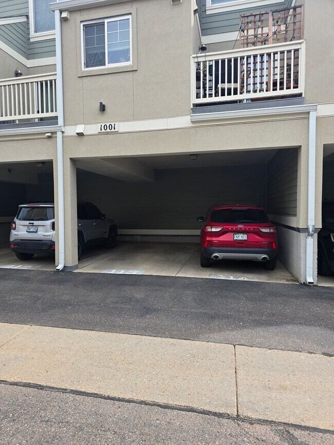 Building Photo - Covered parking? covered private deck? Dakota Ridge 2 Bedroom 2.5 Bath Condo