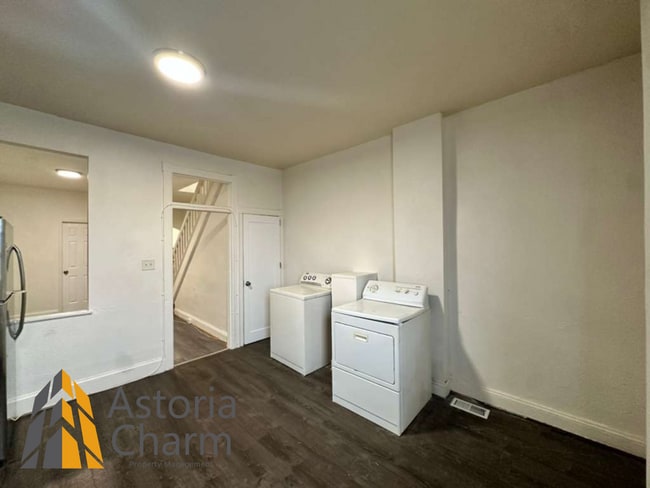 Building Photo - Flexible 4 Bedroom Layout with Fenced Backyard