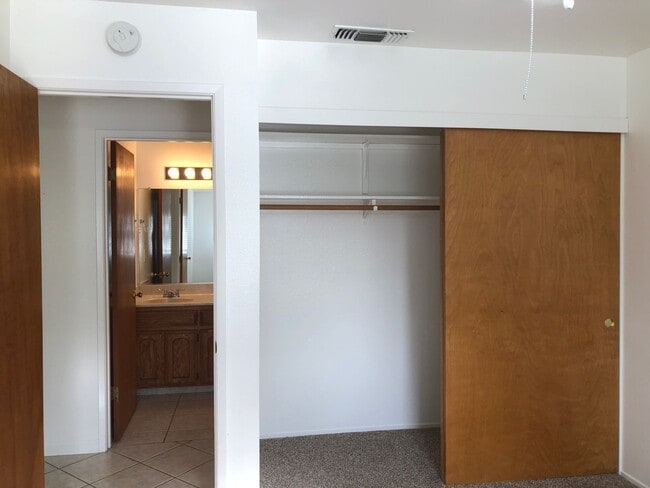 Building Photo - 3-Bed, 2-Bath Single-Family Home (Lease as...