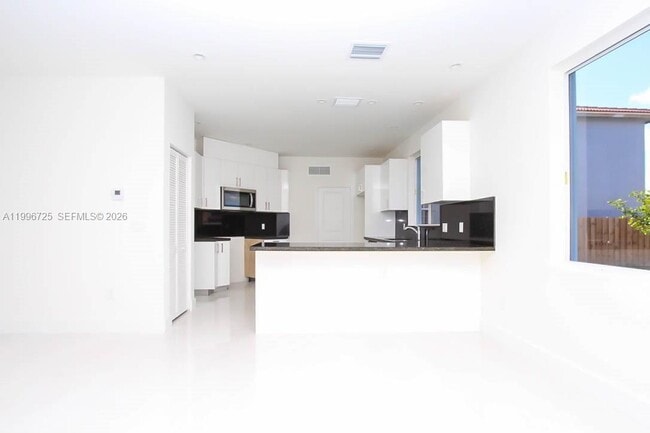 Building Photo - 15631 SW 11th Terrace