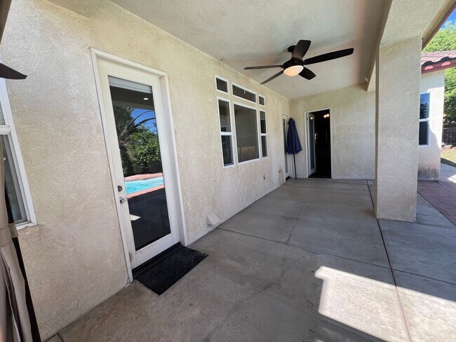 Building Photo - Charming 3 bedroom 2.5 bath!