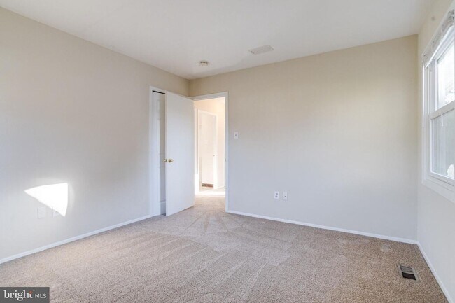 Building Photo - r12211