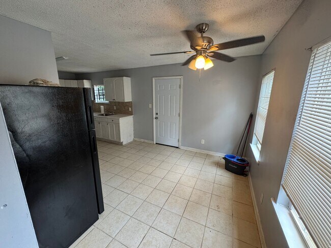 Building Photo - 634 Woolfolk St