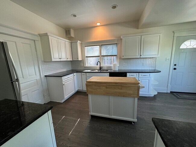 Building Photo - 103 S 4th St