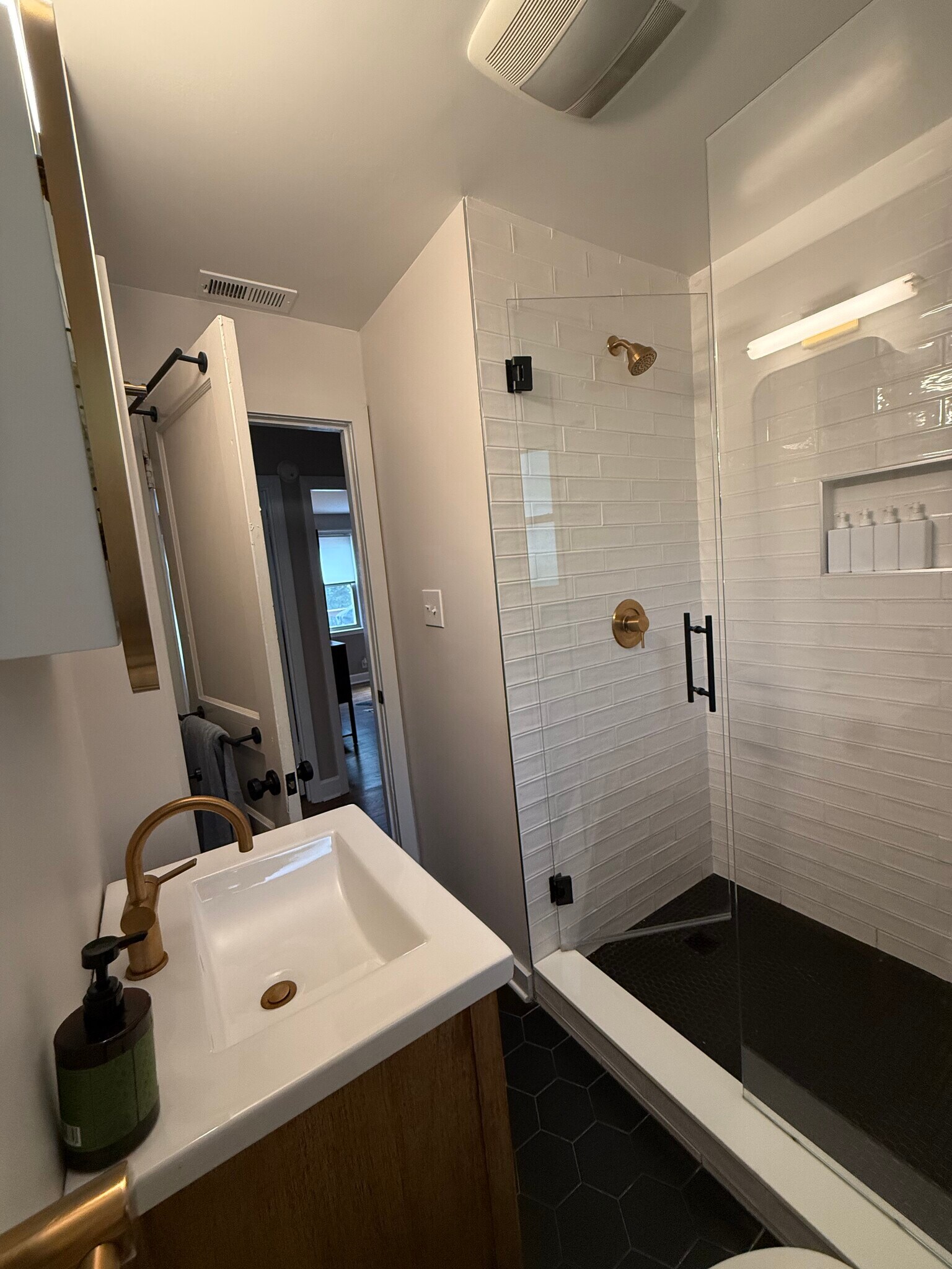 Upstairs Full Bath - 3315 Dumas Dr