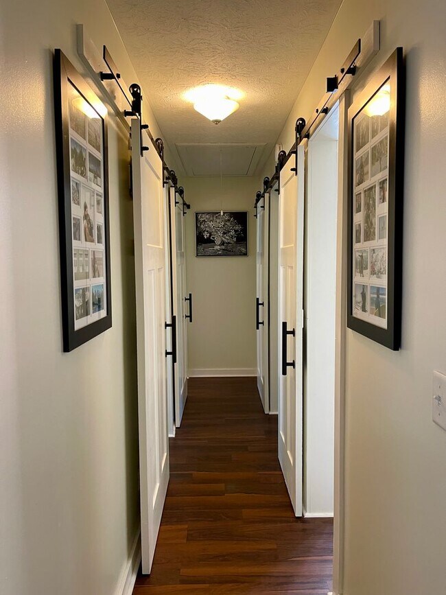 Building Photo - Beautiful newly renovated 3 bedroom 2 bath...