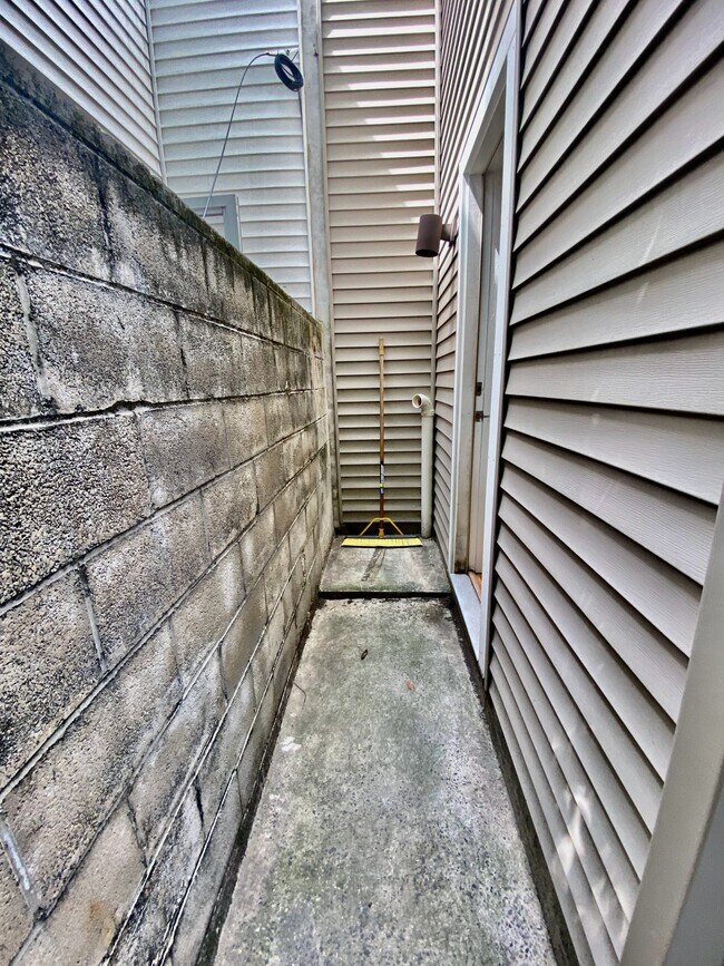 Building Photo - 2027 S Watts St.