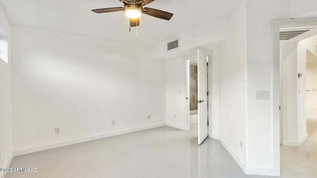 Building Photo - 574 Duchess Dr