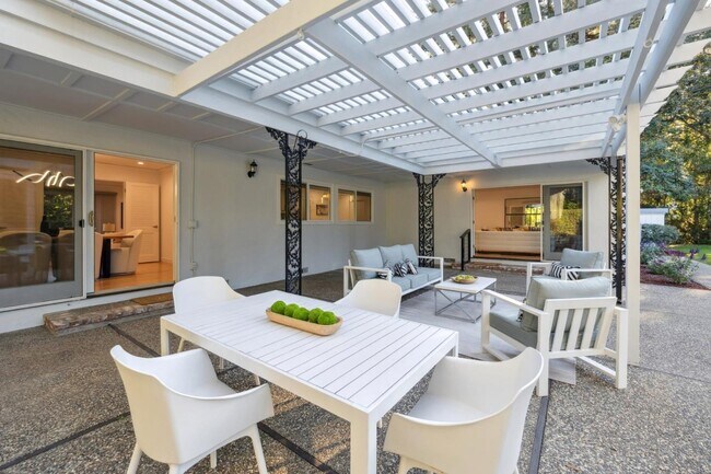 Building Photo - 243 Selby Ln