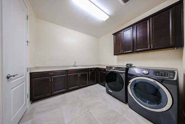 Building Photo - Stunning home located in the heart of Chandler, AZ!