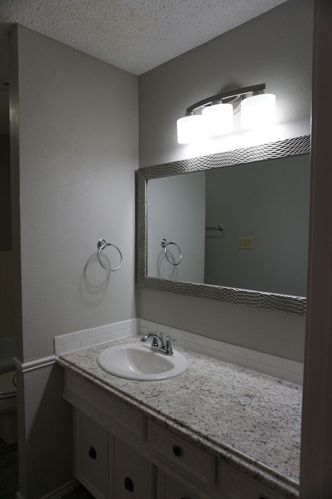 Building Photo - 3/2/2 07/14 Move In