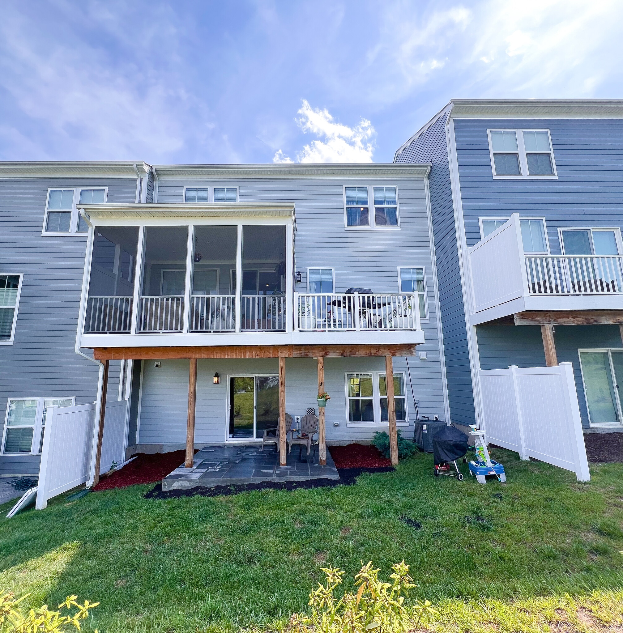 Building Photo - 4759 Loyola Way