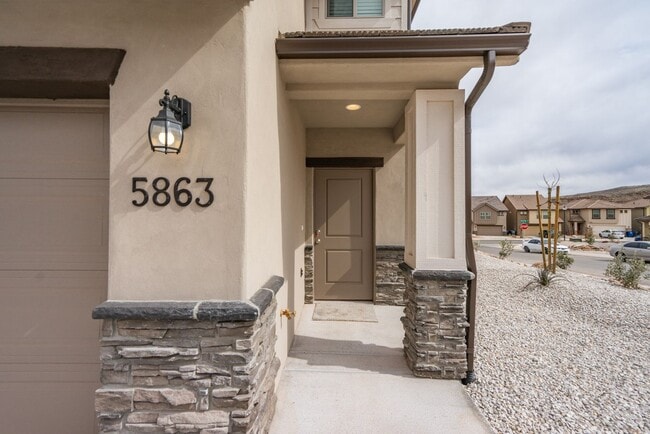 Building Photo - Desert Canyons End Unit – 4-Bedroom, 2.5-B...