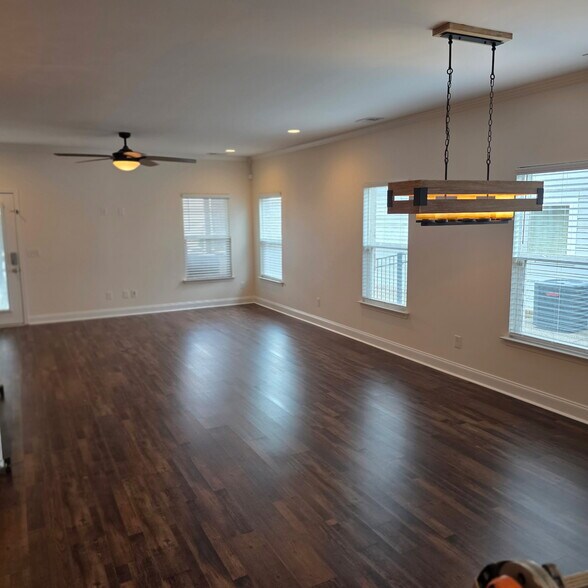 Building Photo - 466 Carriage House Ln