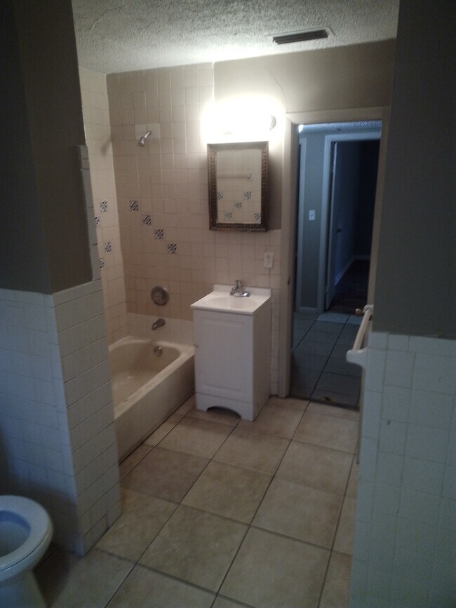Building Photo - 2112 Allandale Cir W