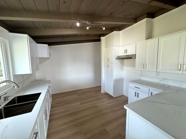 Building Photo - 1145-1149 Montauk Lane