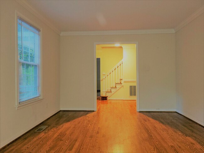 Building Photo - Huge 5 bedroom upgraded Colonial with larg...