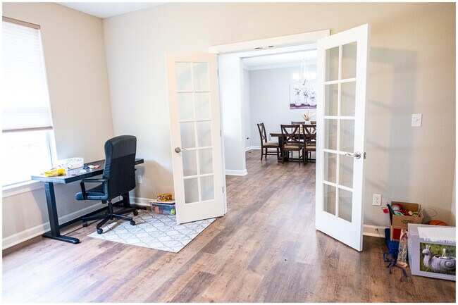 Building Photo - 1321 Parkdale St