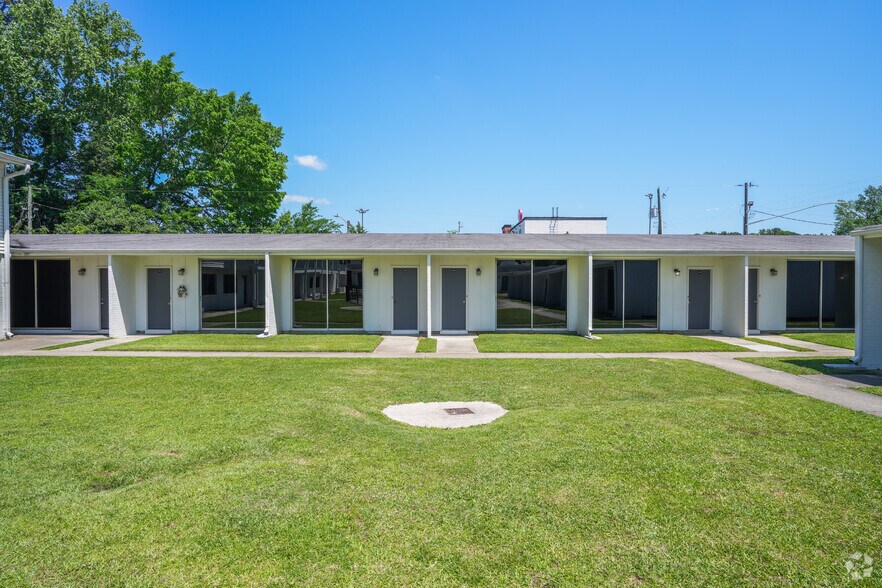 Building Photo - Courtyard Apartment Homes
