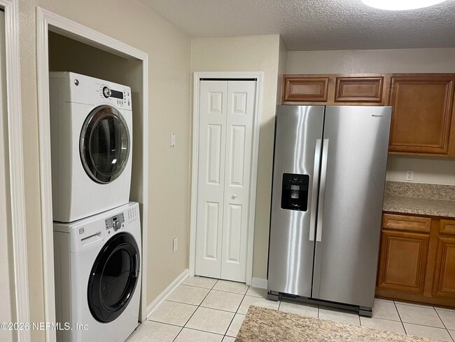 Building Photo - 6985 Ortega Woods Dr