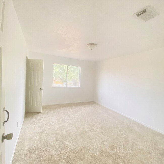 Building Photo - 6527 River Bluff Dr