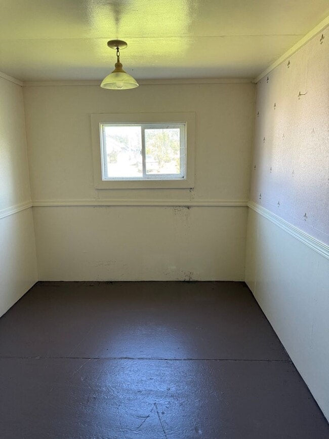 Building Photo - 3bd 1 1/2 ba