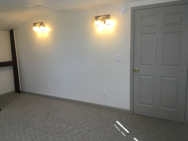 Building Photo - 2498 E Market St