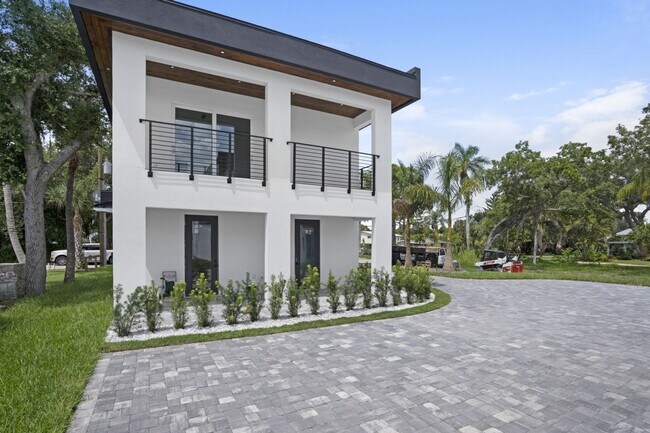 Building Photo - 5/3 Luxury Custom Home plus Boat dock, Pool and Stunning Views!!