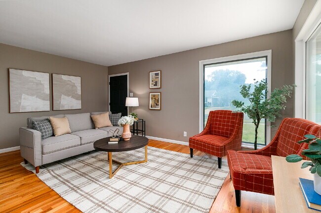 Building Photo - "Charming 3-Bedroom Retreat in St. Louis with Spacious Living!"